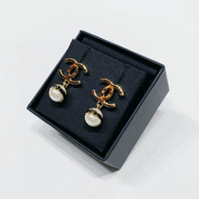 Load image into Gallery viewer, No.4529-Chanel Metal &amp; Pearl Earrings (未使用品 / Unused)
