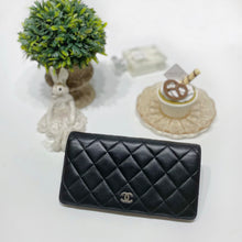 画像をギャラリービューアに読み込む, No.2171-Chanel Lambskin Timeless Classic Long Wallet
