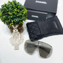 이미지를 갤러리 뷰어에 로드 , No.4013-Chanel Shield Runway Sunglasses
