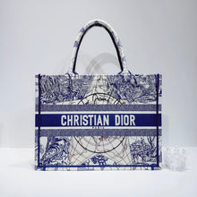 Charger l&#39;image dans la galerie, No.3872-Christian Dior Medium Around The World Book Tote
