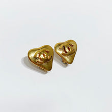 Charger l&#39;image dans la galerie, No.4059-Chanel Vintage Heart Coco Mark Earrings
