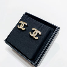Charger l&#39;image dans la galerie, No.001620-1-Chanel Metal Crystal &amp; Pearl Coco Mark Earrings  (Brand New / 全新貨品)
