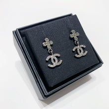 Charger l&#39;image dans la galerie, No.001620-3-Chanel Flower Street Style Crystal Coco Mark Earrings  (Brand New / 全新貨品)
