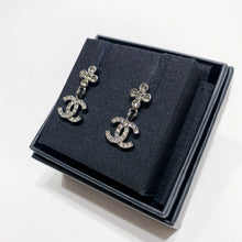 将图片加载到图库查看器，No.001620-3-Chanel Flower Street Style Crystal Coco Mark Earrings  (Brand New / 全新貨品)
