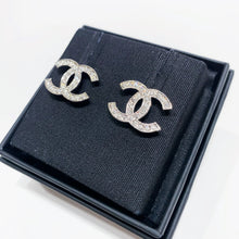 Charger l&#39;image dans la galerie, No.001620-4-Chanel Metal Crystal Coco Mark Earrings  (Brand New / 全新貨品)
