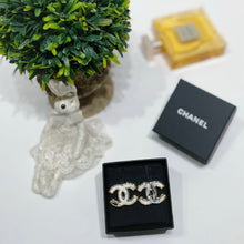 Charger l&#39;image dans la galerie, No.4077-Chanel Metal &amp; Marble Coco Mark Earrings  (Brand New / 全新貨品)
