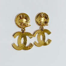 画像をギャラリービューアに読み込む, No.4116-Chanel Vintage Drop Coco Mark Earrings
