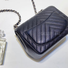 이미지를 갤러리 뷰어에 로드 , No.3112-Chanel Caviar Chevron Classic Flap Mini 17cm
