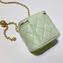 Load image into Gallery viewer, No. 3354-Chanel Pearl Crush Clutch With Chain (Brand New / 全新)
