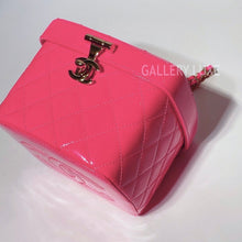 将图片加载到图库查看器，No.3334-Chanel Patent Minaudiere Make-Up Vanity Case
