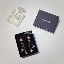 画像をギャラリービューアに読み込む, No.3307-Chanel Metal Pearl &amp; Leather Crystal Coco Mark Earrings
