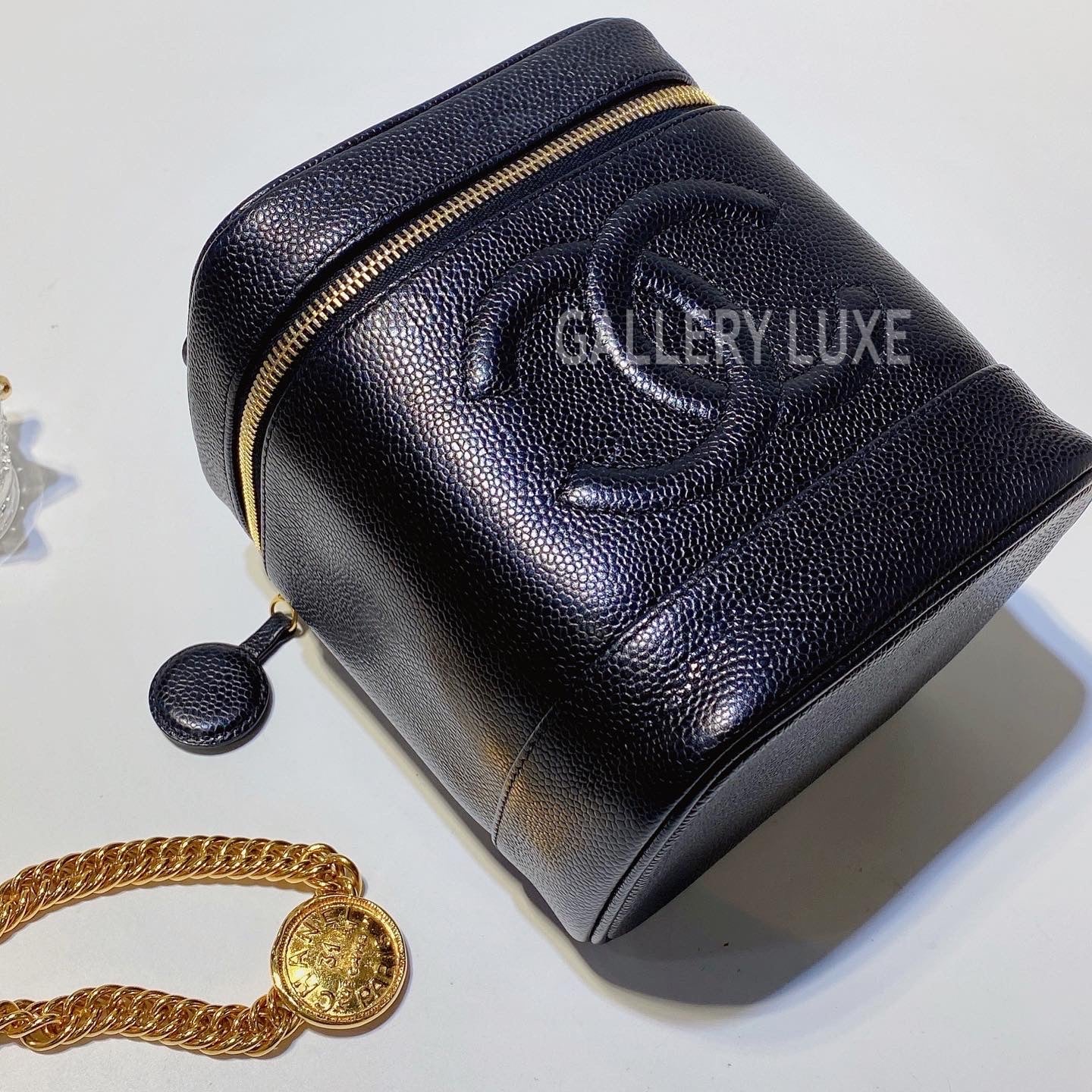 CHANEL VINTAGE VANITY CASE REVIEW ♡ What Fits and How to Use It! ♡  xsakisaki 