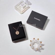 Load image into Gallery viewer, No.3322-Chanel Metal Pearl CC Round Necklace
