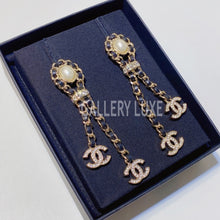 將圖片載入圖庫檢視器 No.3307-Chanel Metal Pearl &amp; Leather Crystal Coco Mark Earrings
