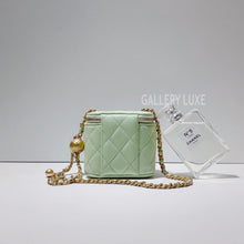 Charger l&#39;image dans la galerie, No. 3354-Chanel Pearl Crush Clutch With Chain (Brand New / 全新)
