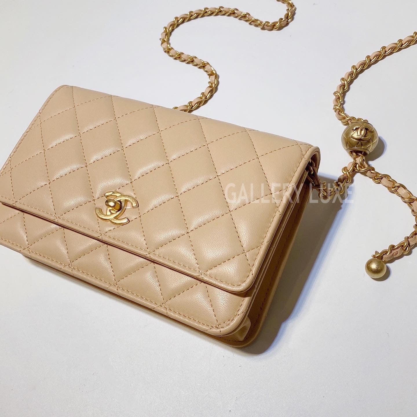 Classic wallet on chain  Patent calfskin  goldtone metal yellow   Fashion  CHANEL