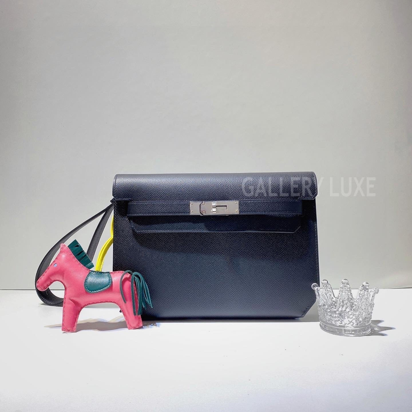 Shop HERMES Kelly Depeches 25 Pouch (H083318CC89 ) by coco