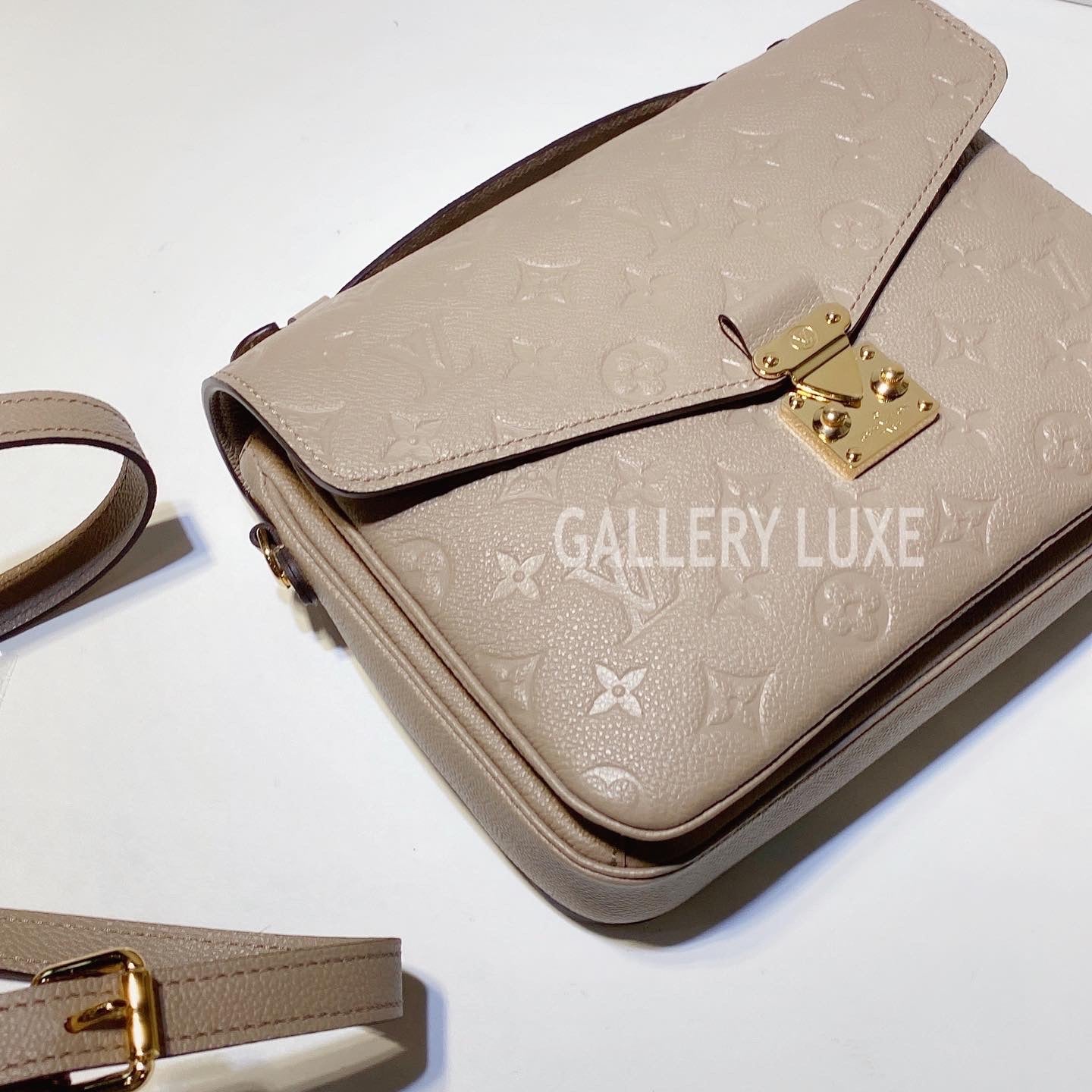 No.3313-Louis Vuitton Pochette Metis MM – Gallery Luxe