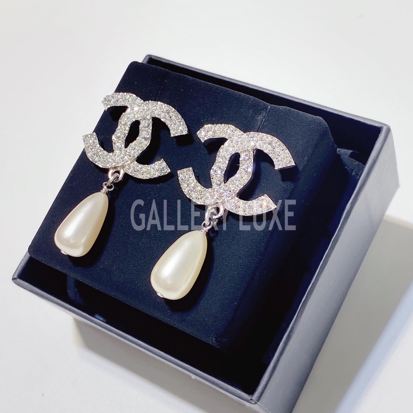 Amazoncojp Chanel A86506 Y09902 Z2953 GOLDENPRLY WHITECRYS Earring  Swing Earrings Rhinestone Coco Charm x Pearl Golden  Clothing Shoes   Jewelry