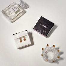 画像をギャラリービューアに読み込む, No.2596-Chanel Classic CC with Flower Earrings
