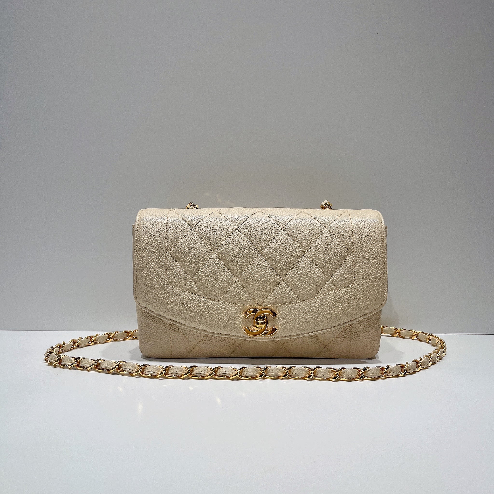 No.3501-Chanel Vintage Caviar Diana Bag 22cm – Gallery Luxe
