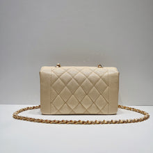 画像をギャラリービューアに読み込む, No.3501-Chanel Vintage Caviar Diana Bag 22cm
