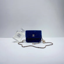 Charger l&#39;image dans la galerie, No.3723-Chanel Pearl Crush Clutch With Chain (Brand New / 全新貨品)
