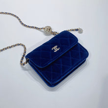 Load image into Gallery viewer, No.3723-Chanel Pearl Crush Clutch With Chain (Brand New / 全新貨品)
