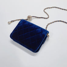 Charger l&#39;image dans la galerie, No.3723-Chanel Pearl Crush Clutch With Chain (Brand New / 全新貨品)

