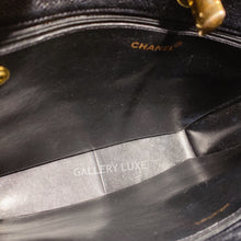 Charger l&#39;image dans la galerie, No.2295-Chanel Vintage Caviar TurnLock Shoulder Bag
