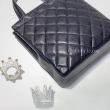 Load image into Gallery viewer, No.2525-Chanel Vintage Caviar Turn Lock Handbag

