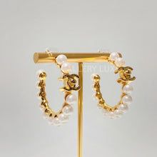 Charger l&#39;image dans la galerie, No.2849-Chanel Pearl Hoop Earrings (Brand New / 全新)
