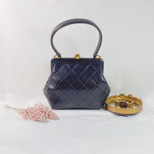 将图片加载到图库查看器，No.2318-Chanel Vintage Lambskin Kiss-Lock Handbag
