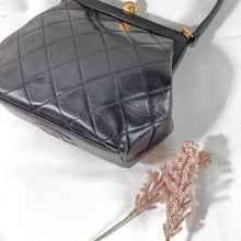 Charger l&#39;image dans la galerie, No.2318-Chanel Vintage Lambskin Kiss-Lock Handbag

