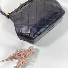 将图片加载到图库查看器，No.2318-Chanel Vintage Lambskin Kiss-Lock Handbag
