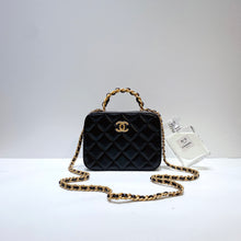 Load image into Gallery viewer, No.3652-Chanel Lambskin Small Handle Vanity Case(Brand New / 全新貨品)
