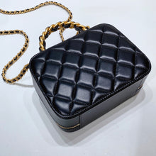 将图片加载到图库查看器，No.3652-Chanel Lambskin Small Handle Vanity Case(Brand New / 全新貨品)
