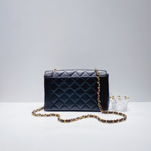 Charger l&#39;image dans la galerie, No.3650-Chanel Vintage Lambskin Diana Bag 25cm With Back Pocket
