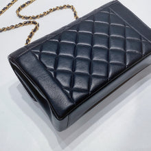 将图片加载到图库查看器，No.3650-Chanel Vintage Lambskin Diana Bag 25cm With Back Pocket

