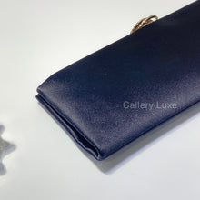 Charger l&#39;image dans la galerie, No.2033-Chanel Satin Crystal Camellia Clutch Bag
