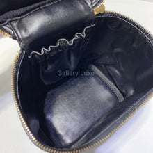 Load image into Gallery viewer, No.2552-Chanel Vintage Caviar Vanity Case
