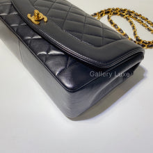 Load image into Gallery viewer, No.2559-Chanel Vintage Lambskin Diana Bag 25cm
