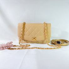 Load image into Gallery viewer, No.2337-Chanel Vintage Diana 22cm
