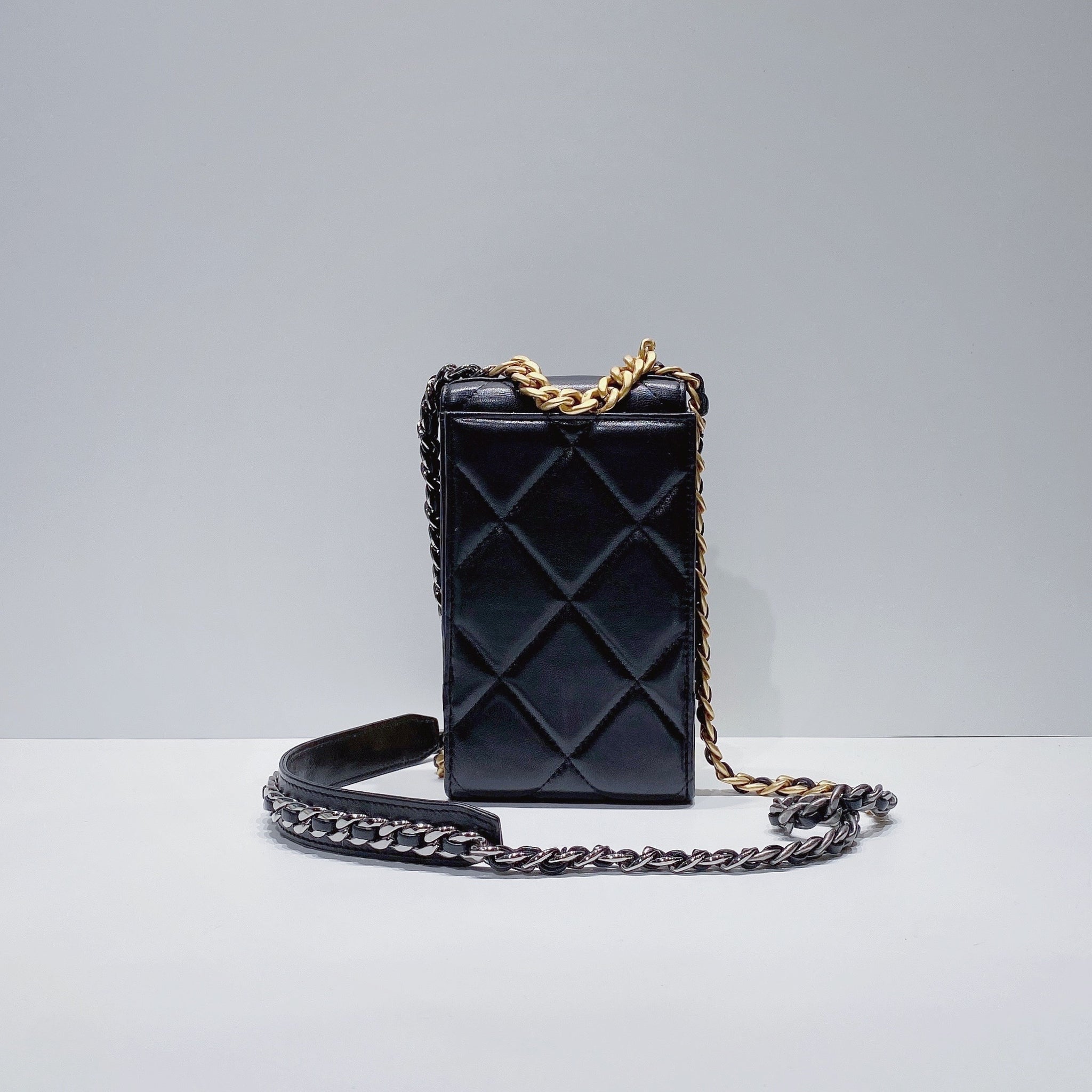 No.3531-Chanel 19 Phone Holder With Chain (Unused / 未使用品) – Gallery Luxe