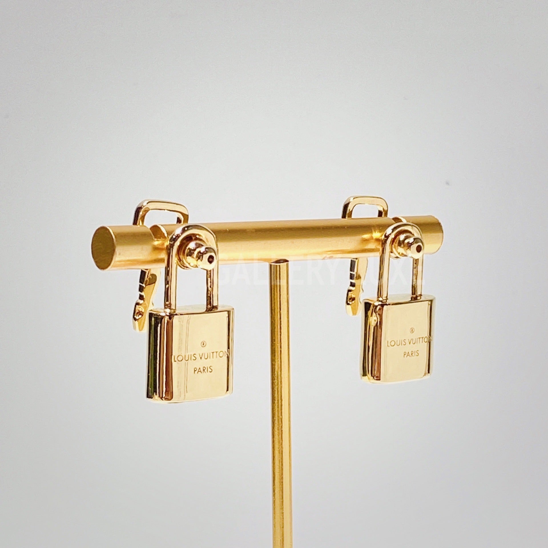 At Auction: LOUIS VUITTON Ohrstecker LV ICONIC, act. NP.: 420,-.