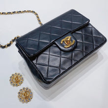 Load image into Gallery viewer, No.3027-Chanel Vintage Lambskin Classic Flap Mini 17cm
