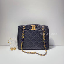Charger l&#39;image dans la galerie, No.2326-Chanel Vintage Caviar Turn-Lock Shoulder Bag
