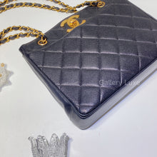 将图片加载到图库查看器，No.2326-Chanel Vintage Caviar Turn-Lock Shoulder Bag
