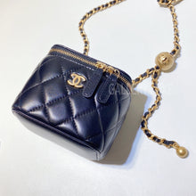 Load image into Gallery viewer, No.3173-Chanel Pearl Crush Clutch With Chain (Brand New / 全新)
