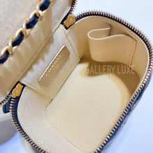 Load image into Gallery viewer, No.3173-Chanel Pearl Crush Clutch With Chain (Brand New / 全新)
